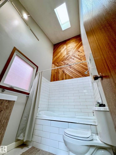 10346A 121 Street, Edmonton, AB - Indoor Photo Showing Bathroom