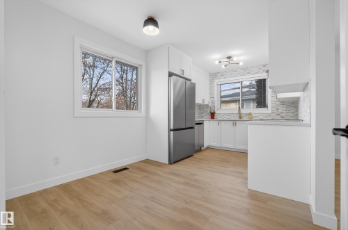 712 Knottwood Road, Edmonton, AB - Indoor Photo Showing Kitchen
