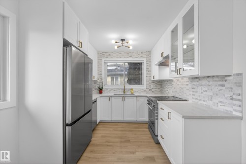 712 Knottwood Road, Edmonton, AB - Indoor Photo Showing Kitchen With Upgraded Kitchen