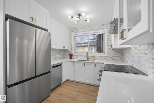 712 Knottwood Road, Edmonton, AB - Indoor Photo Showing Kitchen With Upgraded Kitchen