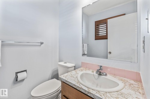 8715 43 Avenue, Edmonton, AB - Indoor Photo Showing Bathroom