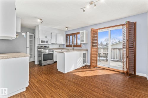 8715 43 Avenue, Edmonton, AB - Indoor Photo Showing Kitchen