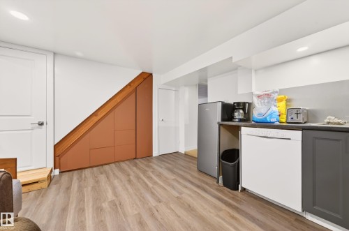 6807 112A Street, Edmonton, AB - Indoor Photo Showing Kitchen