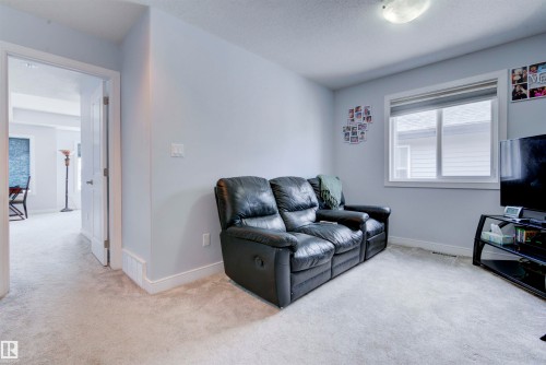 The property features light gray walls and plush carpeting, creating a neutral and inviting atmosphere - 8452 Cushing Crest, Edmonton, AB - Indoor