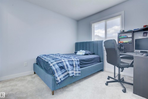 This room features a window with blinds, light-colored walls, and carpeting - 8452 Cushing Crest, Edmonton, AB - Indoor Photo Showing Bedroom