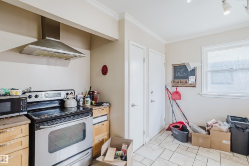 12720 135 Avenue, Edmonton, AB - Indoor Photo Showing Kitchen