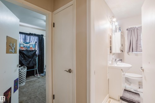 12720 135 Avenue, Edmonton, AB - Indoor Photo Showing Bathroom