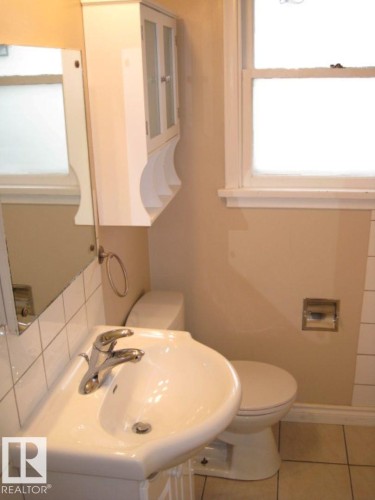 12720 135 Avenue, Edmonton, AB - Indoor Photo Showing Bathroom