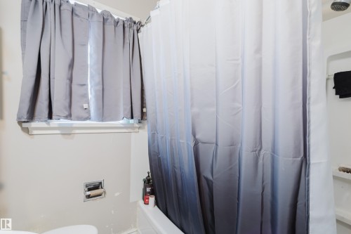 12720 135 Avenue, Edmonton, AB - Indoor Photo Showing Bathroom