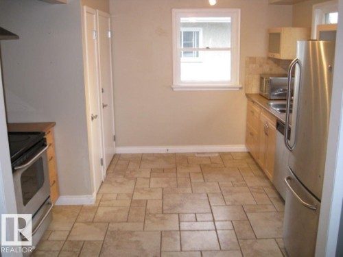 12720 135 Avenue, Edmonton, AB - Indoor Photo Showing Kitchen