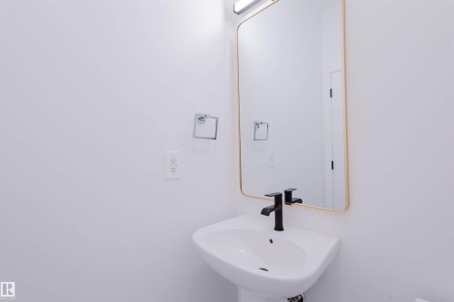 8253 Kiriak Loop, Edmonton, AB - Indoor Photo Showing Bathroom