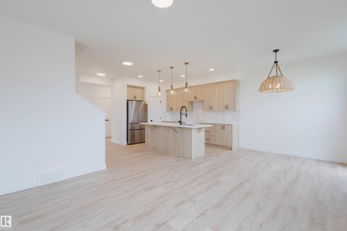 42 Chartres Close, St. Albert, AB - Indoor Photo Showing Kitchen With Upgraded Kitchen