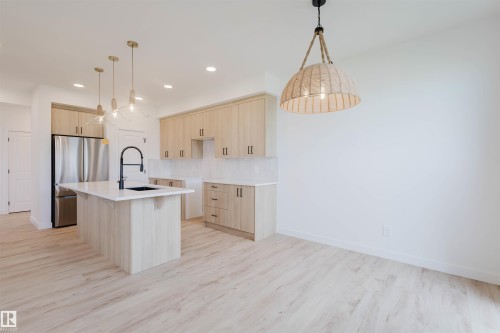 42 Chartres Close, St. Albert, AB - Indoor Photo Showing Kitchen With Upgraded Kitchen