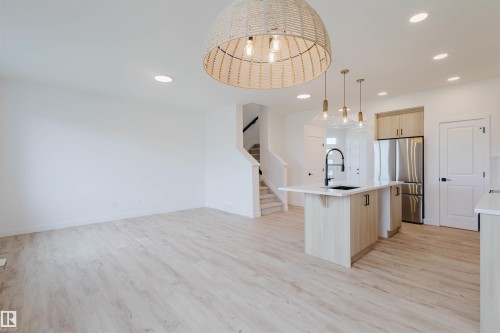 42 Chartres Close, St. Albert, AB - Indoor Photo Showing Kitchen With Upgraded Kitchen