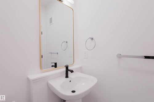 42 Chartres Close, St. Albert, AB - Indoor Photo Showing Bathroom