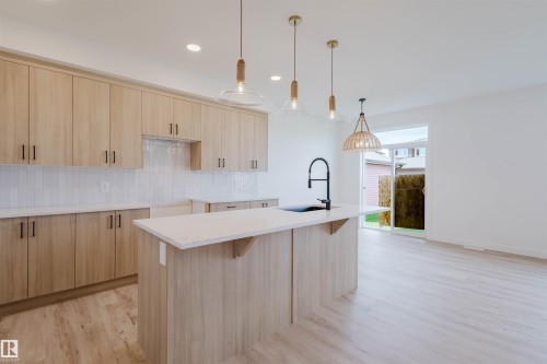 42 Chartres Close, St. Albert, AB - Indoor Photo Showing Kitchen With Upgraded Kitchen