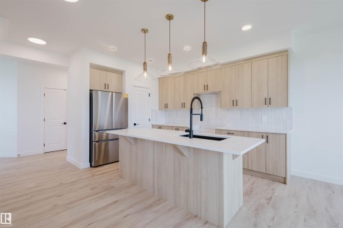 42 Chartres Close, St. Albert, AB - Indoor Photo Showing Kitchen With Upgraded Kitchen