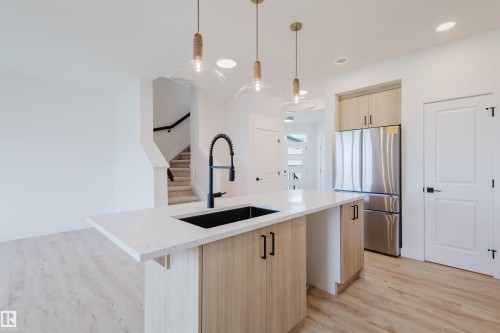 42 Chartres Close, St. Albert, AB - Indoor Photo Showing Kitchen With Upgraded Kitchen