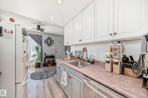 582 Abbottsfield Road, Edmonton, AB - Indoor Photo Showing Kitchen