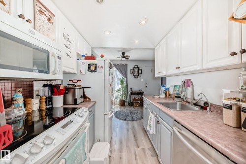 582 Abbottsfield Road, Edmonton, AB - Indoor Photo Showing Kitchen