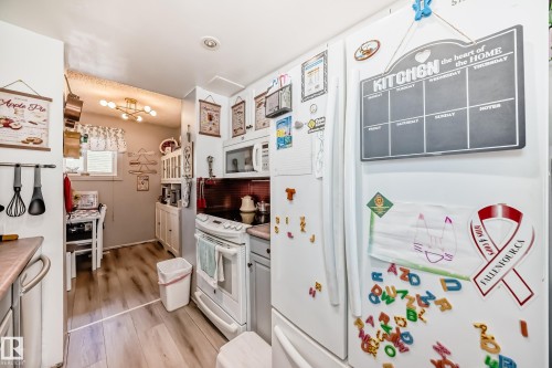 582 Abbottsfield Road, Edmonton, AB - Indoor Photo Showing Kitchen