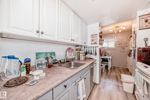 582 Abbottsfield Road, Edmonton, AB - Indoor Photo Showing Kitchen