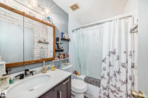 582 Abbottsfield Road, Edmonton, AB - Indoor Photo Showing Bathroom