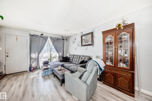 582 Abbottsfield Road, Edmonton, AB - Indoor Photo Showing Living Room