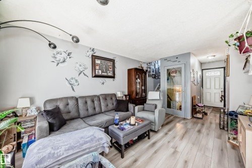 582 Abbottsfield Road, Edmonton, AB - Indoor Photo Showing Living Room