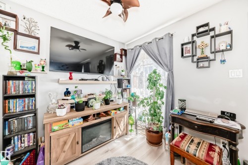 582 Abbottsfield Road, Edmonton, AB - Indoor