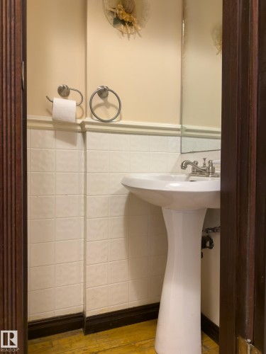 10918 81 Avenue, Edmonton, AB - Indoor Photo Showing Bathroom