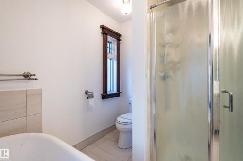 10918 81 Avenue, Edmonton, AB - Indoor Photo Showing Bathroom