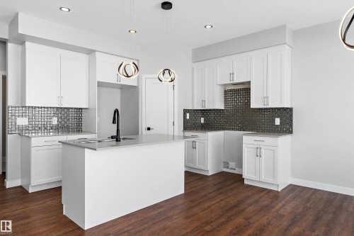 72 Maple Crescent, Gibbons, AB - Indoor Photo Showing Kitchen With Upgraded Kitchen