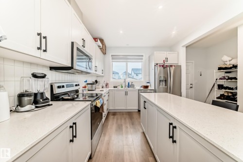9912 226 Street, Edmonton, AB - Indoor Photo Showing Kitchen With Upgraded Kitchen