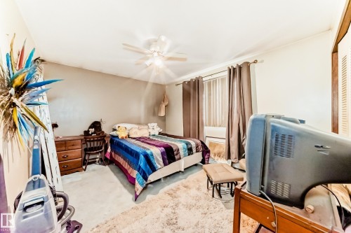 Interior room featuring neutral wall paint, a ceiling fan, and carpeted flooring - 208 Willow Crescent, Wetaskiwin, AB - Indoor Photo Showing Bedroom