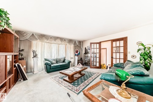 Spacious room featuring light-colored wall-to-wall carpeting and neutral wall paint - 208 Willow Crescent, Wetaskiwin, AB - Indoor Photo Showing Living Room