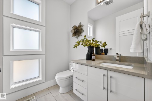 14132 97 Avenue, Edmonton, AB - Indoor Photo Showing Bathroom