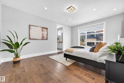 14132 97 Avenue, Edmonton, AB - Indoor Photo Showing Living Room