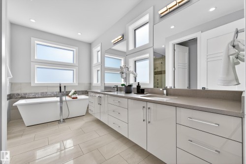 14132 97 Avenue, Edmonton, AB - Indoor Photo Showing Bathroom