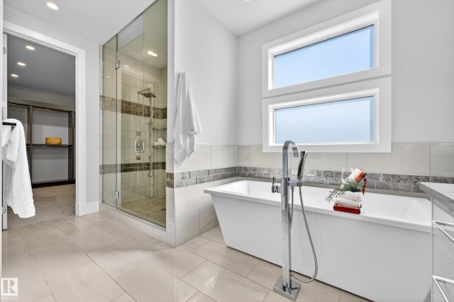 14132 97 Avenue, Edmonton, AB - Indoor Photo Showing Bathroom