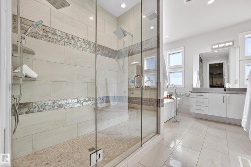 14132 97 Avenue, Edmonton, AB - Indoor Photo Showing Bathroom