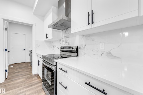 1336 11 Avenue, Edmonton, AB - Indoor Photo Showing Kitchen
