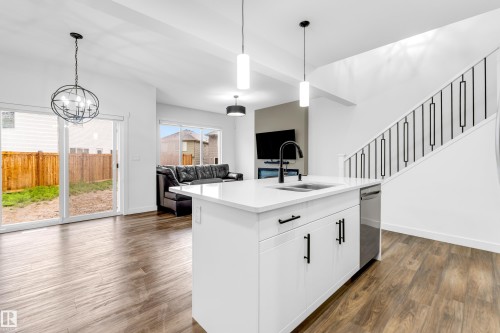 1336 11 Avenue, Edmonton, AB - Indoor Photo Showing Kitchen