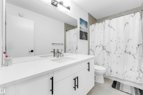 1336 11 Avenue, Edmonton, AB - Indoor Photo Showing Bathroom