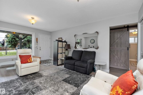 110 1St Avenue, Rural Wetaskiwin County, AB - Indoor Photo Showing Living Room