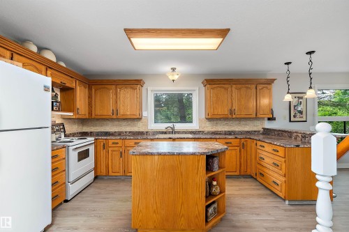 110 1St Avenue, Rural Wetaskiwin County, AB - Indoor Photo Showing Kitchen