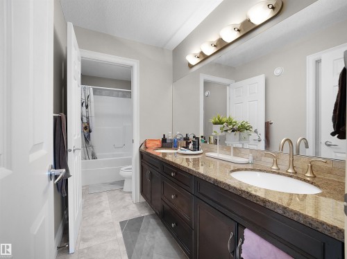 2422 Warry Place Sw, Edmonton, AB - Indoor Photo Showing Bathroom