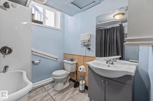 318 Main Street, Ferintosh, AB - Indoor Photo Showing Bathroom