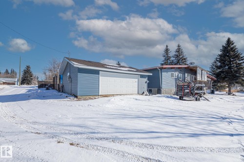 318 Main Street, Ferintosh, AB - Outdoor