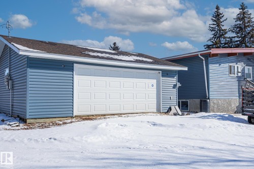 318 Main Street, Ferintosh, AB - Outdoor